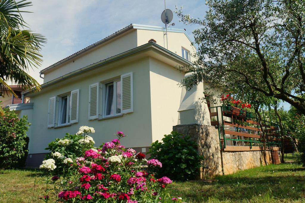 Studio And Apartment Nadia With Garden Пореч Стая снимка