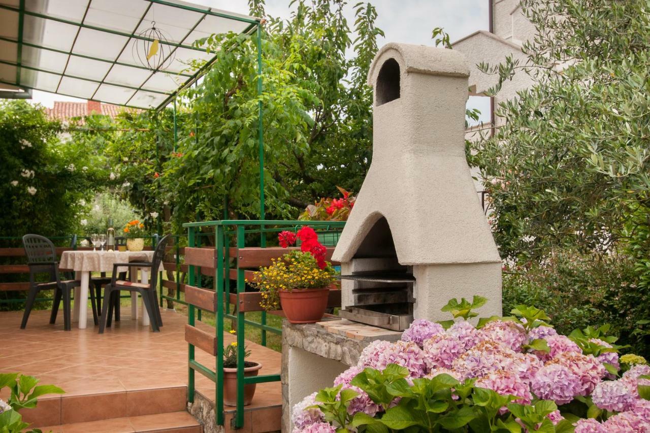 Studio And Apartment Nadia With Garden Пореч Екстериор снимка